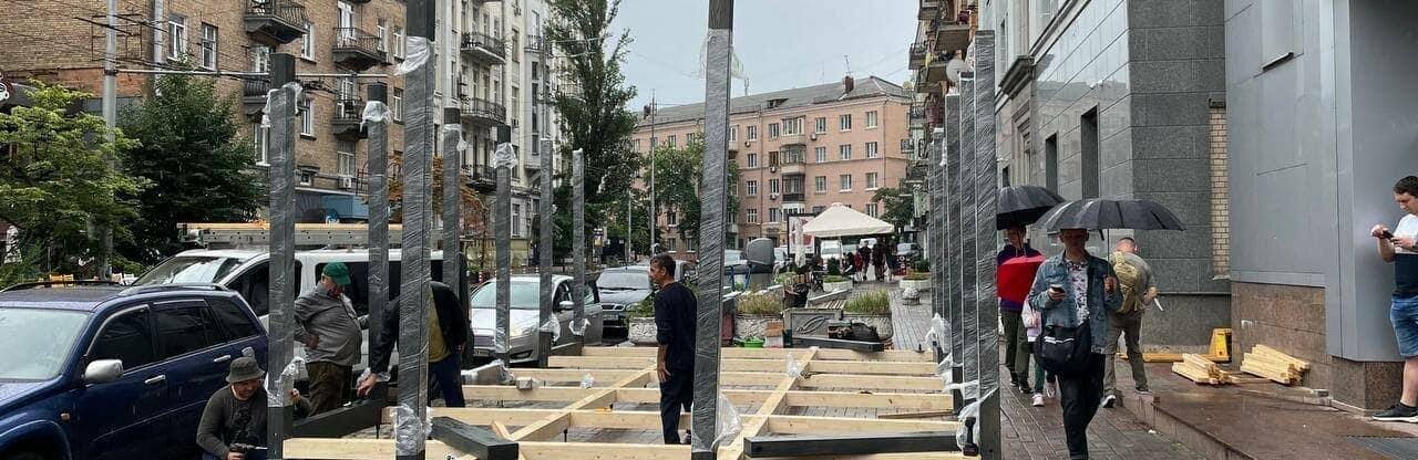 У центрі Києва демонтували літній майданчик, що займав майже весь тротуар, – ФОТО
