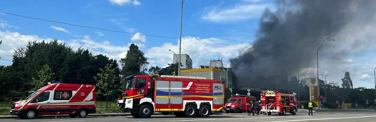 В Деснянському районі Києва масштабна пожежа на АЗС: є постраждалі, – ФОТО