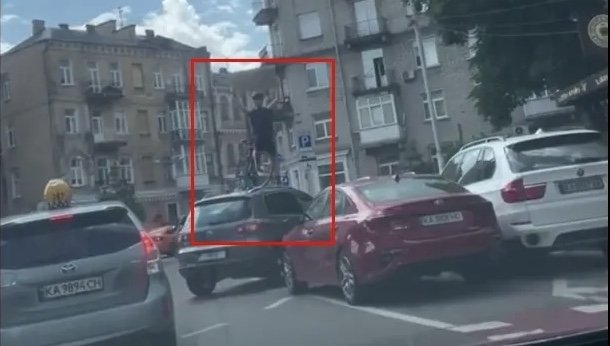 Виліз на автівку з плакатом: у Києві чоловік влаштував пікет проти паркування на полосі для велосипедистів, – ВІДЕО