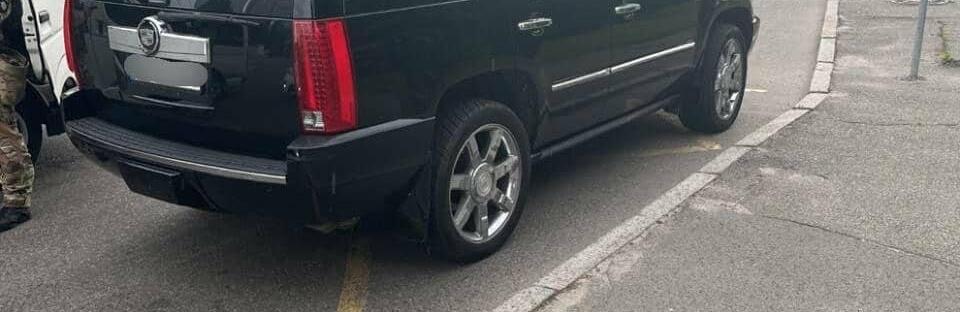 Водій Cadillac у Києві підрізав та заблокував «швидку», яка везла дитину у важкому стані, – ФОТО