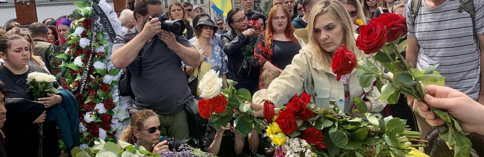 Зустрічали труну, стоячи на колінах: в Києві тисячі людей прощалися з активістом Романом Ратушним, - ФОТО, ВІДЕО