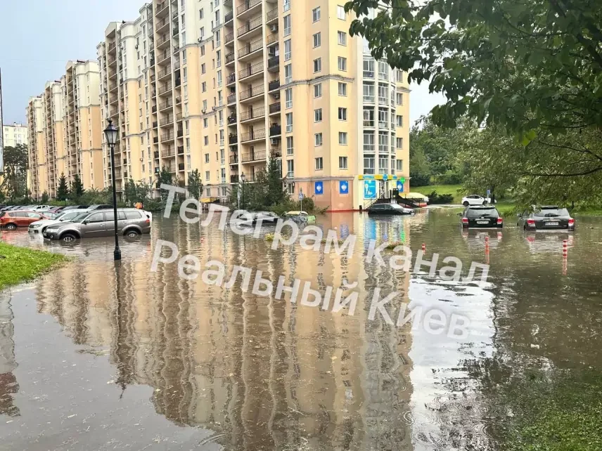 Машини на вулицях «попливли»: потужна злива накрила Київ, – ФОТО, ВІДЕО