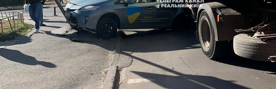 Авто затисло між вантажівкою та світлофором: у Києві сталась ДТП за участі таксі, – ФОТО