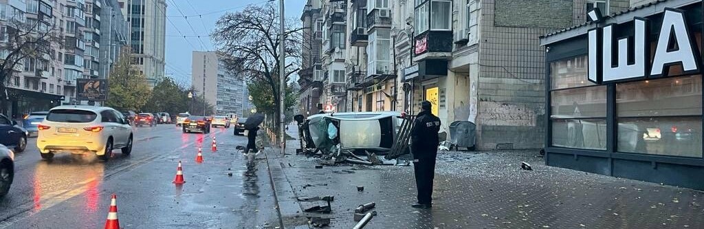 У Києві водій легковика протаранив зупинку: є постраждалі, – ФОТО