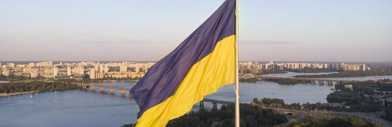 Шквальний вітер у Києві пошкодив найбільший прапор України, – ФОТО, ВІДЕО