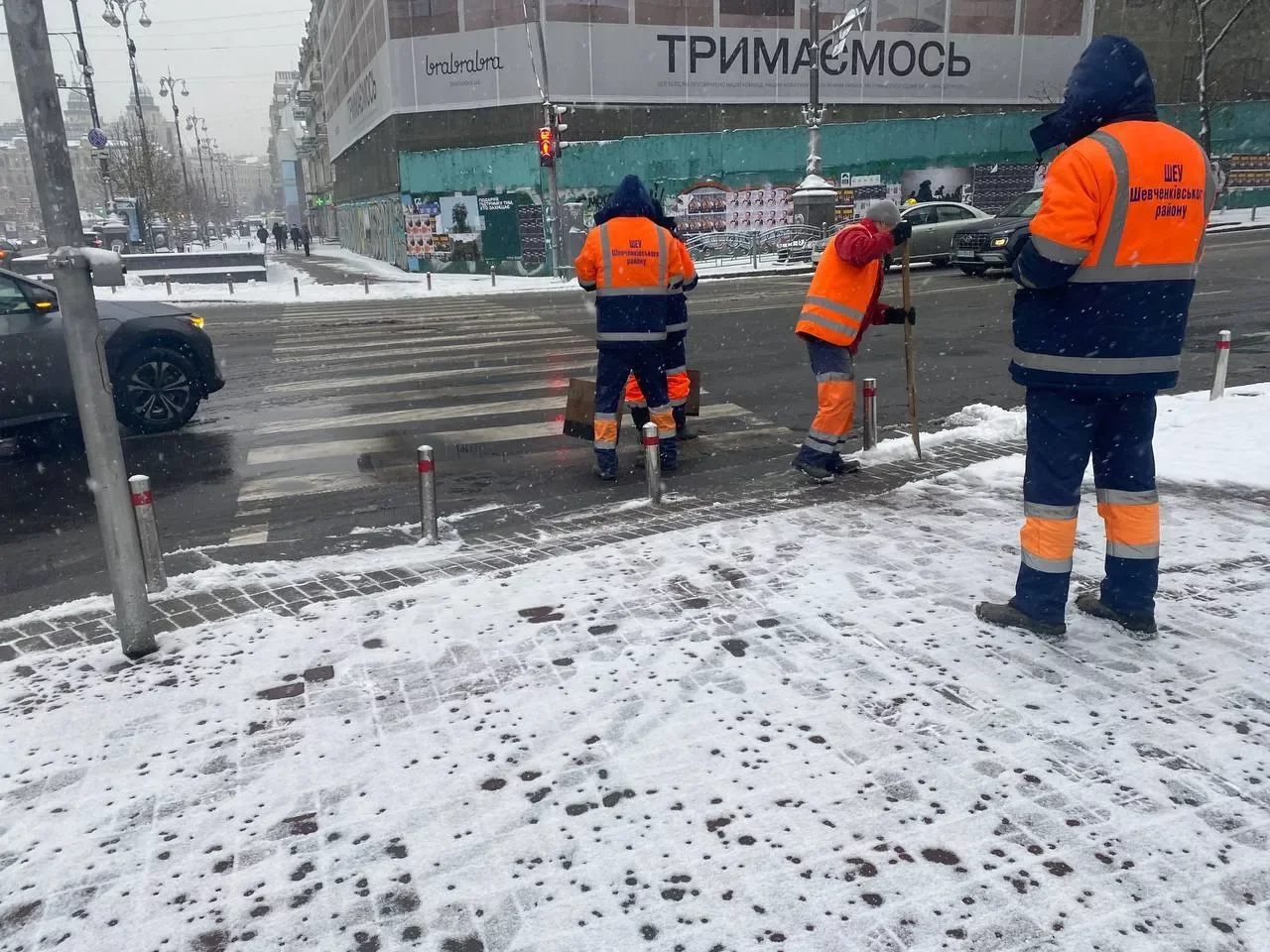 Снігопад у Києві спровокував затори та ДТП: на вулицю вийшла прибиральна техніка, – ФОТО, ВІДЕО