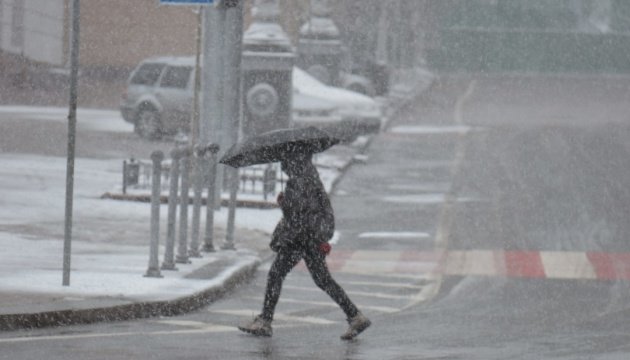 Сьогодні в Києві потеплішає, але йтиме сніг: прогноз погоди у столиці на 12 грудня 