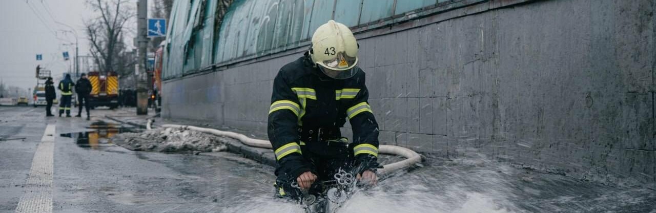 Уламки ворожих ракет пошкодили водогін в Києві: затопило підземний перехід, – ФОТО