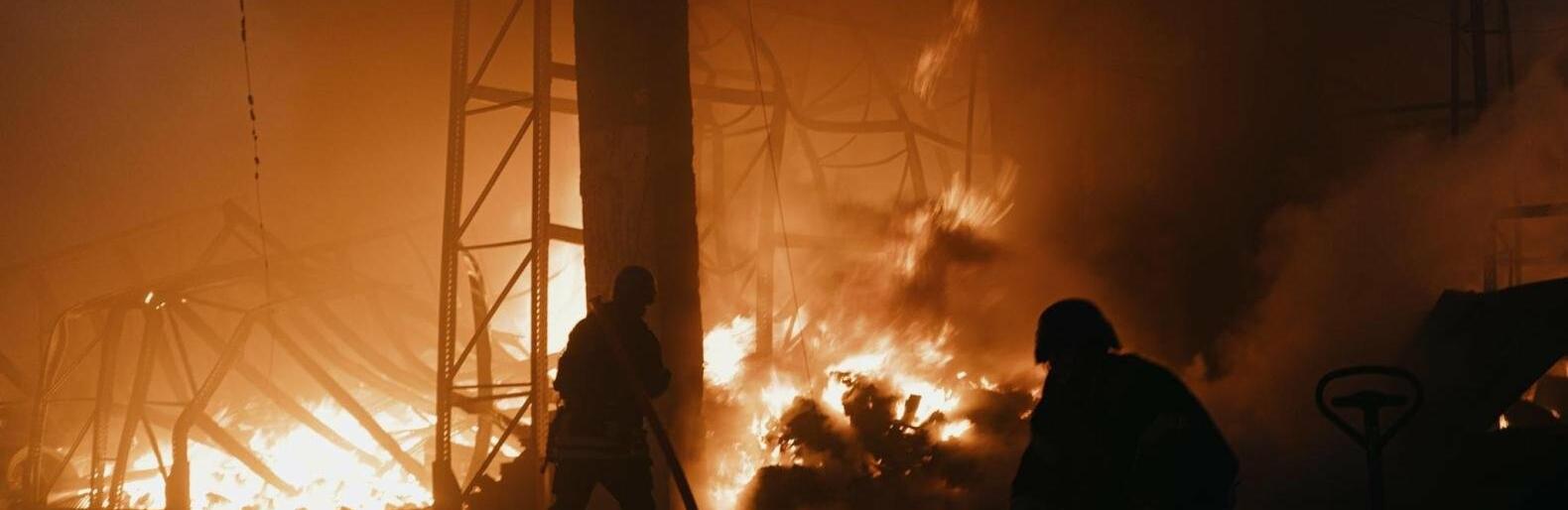Кількість жертв ворожого обстрілу у Києві зросла до пʼяти: задіяно сотні рятувальників та півсотні техніки, – ФОТО