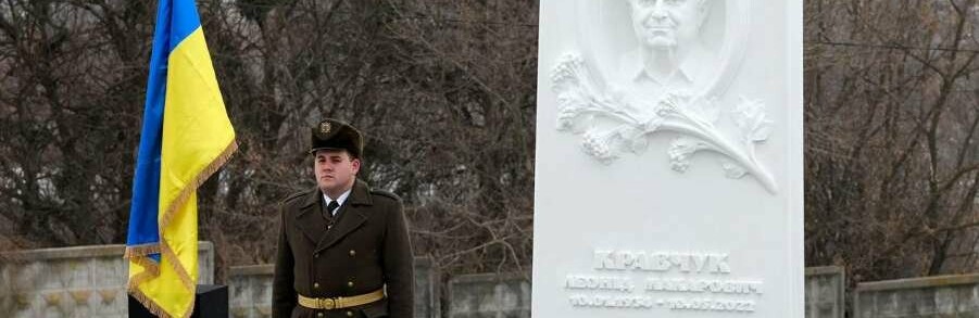 На могилі першого президента Леоніда Кравчука відкрили меморіал: як він виглядає, – ФОТО