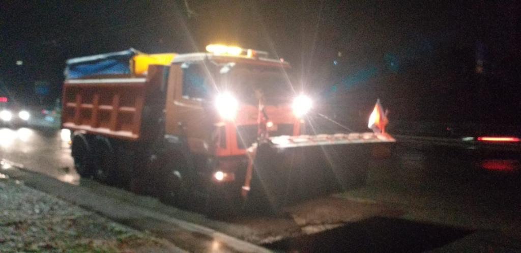 У столиці випав перший сніг: вулиці обробляють протиожеледними засобами