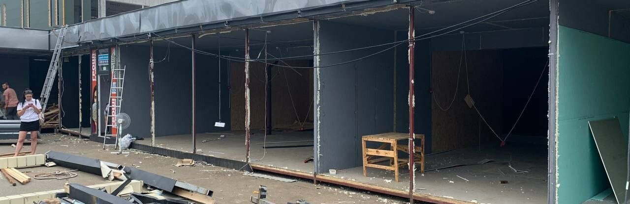 Біля станції метро «Житомирська» демонтують незаконні тимчасові споруди, - ФОТО