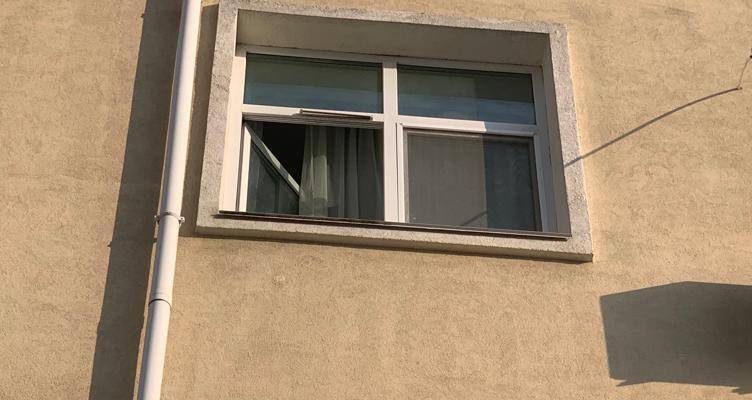 На Київщині з вікна третього поверху випала 4-річна дівчинка: деталі