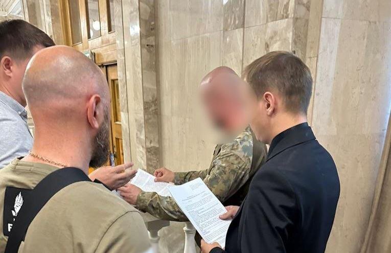 Київського воєнкома підозрюють у корупції: влаштував на роботу родичку