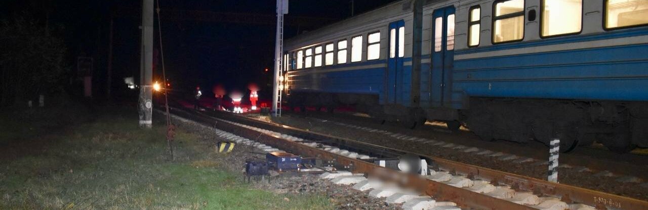 Сидів на залізничних коліях: на Київщині потяг на смерть збив 19-річного хлопця, - ФОТО