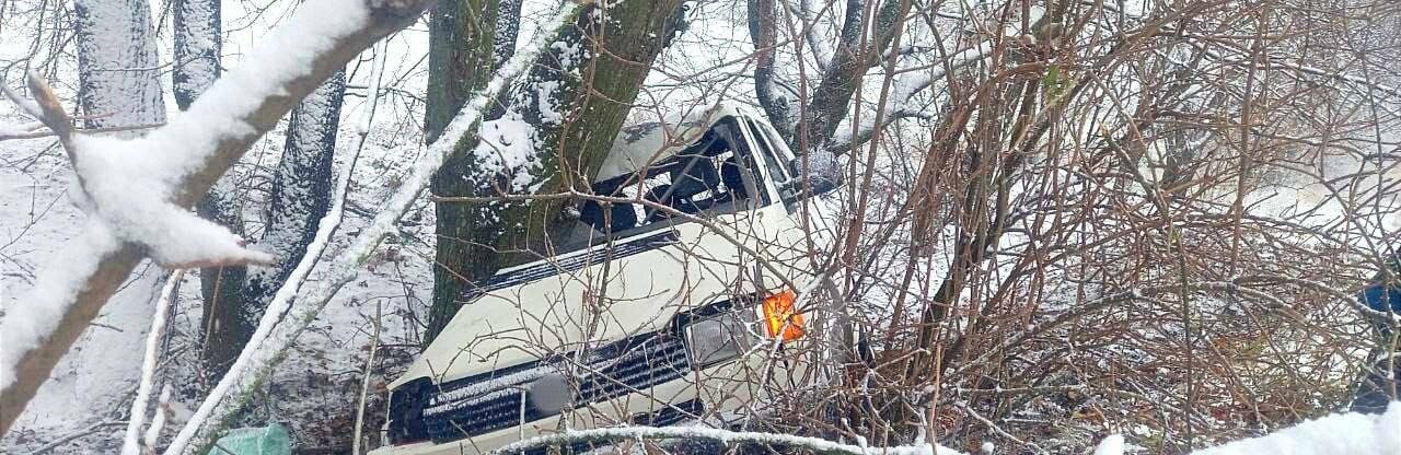 На Київщині авто зіткнулось із деревом: є постраждалі, - ФОТО