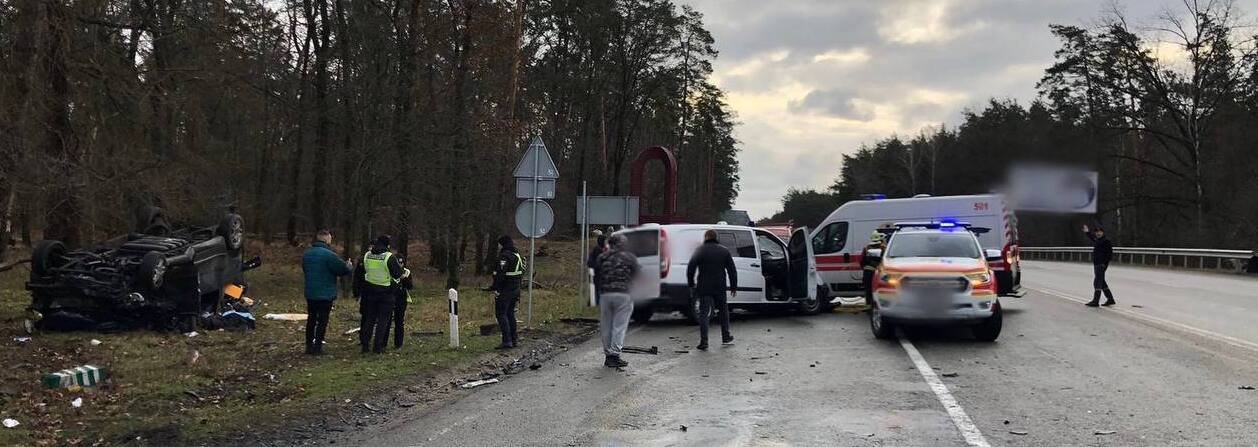 Під Києвом сталася смертельна ДТП за участі двох “Мерседесів”: один загиблий, двоє в лікарні