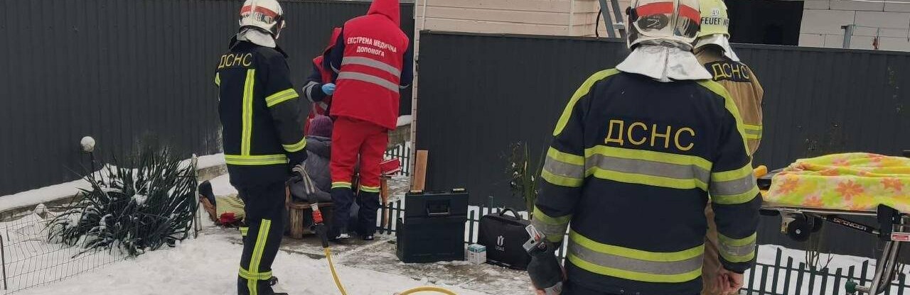 Під Києвом жінка напоролась на металевий штир огорожі: як рятували постраждалу, - ФОТО