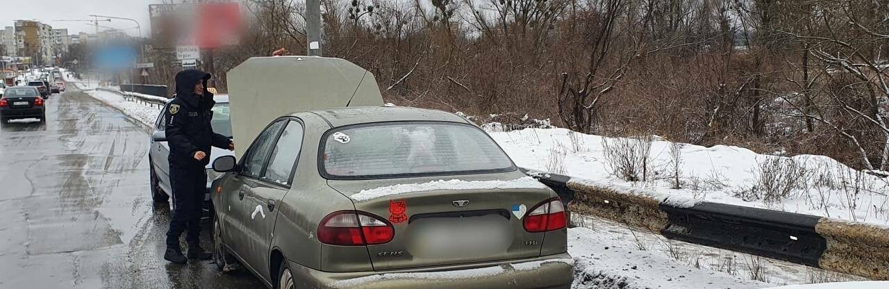 На Київщині поліцейські допомогли водійці, яка потрапила в біду