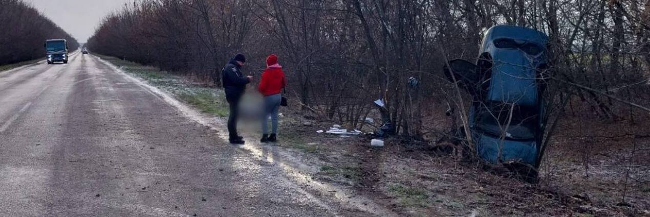 Під Києвом сталася смертельна ДТП: авто перекинулося і “стало дибки”.