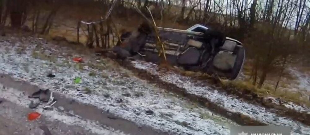 На Київщині патрульні допомогли родині вибратись з автівки після моторошної ДТП, - ВІДЕО порятунку