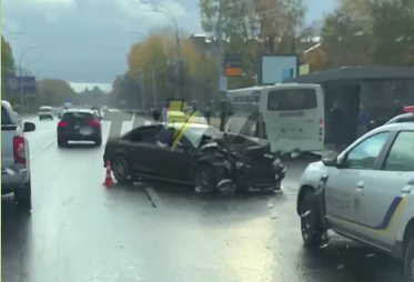 У Києві Audi протаранила маршрутку: є постраждалі