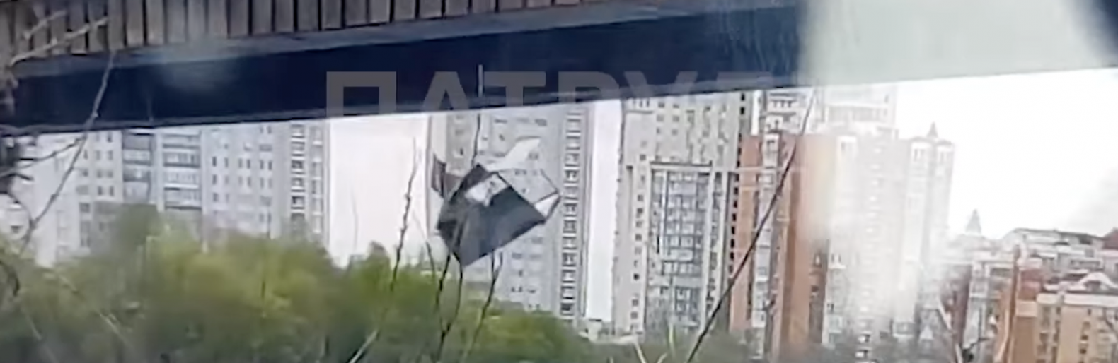 У Києві на Північному мосту у воду впала металева конструкція, яку утримувала вантажівка з краном-маніпулятором, - ВІДЕО