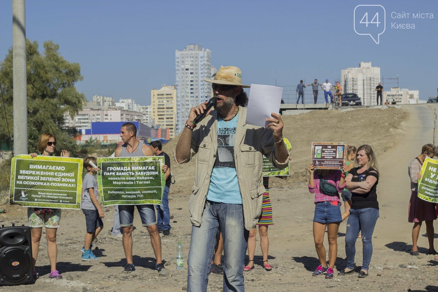 В масках и с оружием: на Осокорках снесли забор на сканда..., фото-6 В масках и с оружием: на Осокорках снесли забор на скандальной стройке, - ФОТО, фото-6