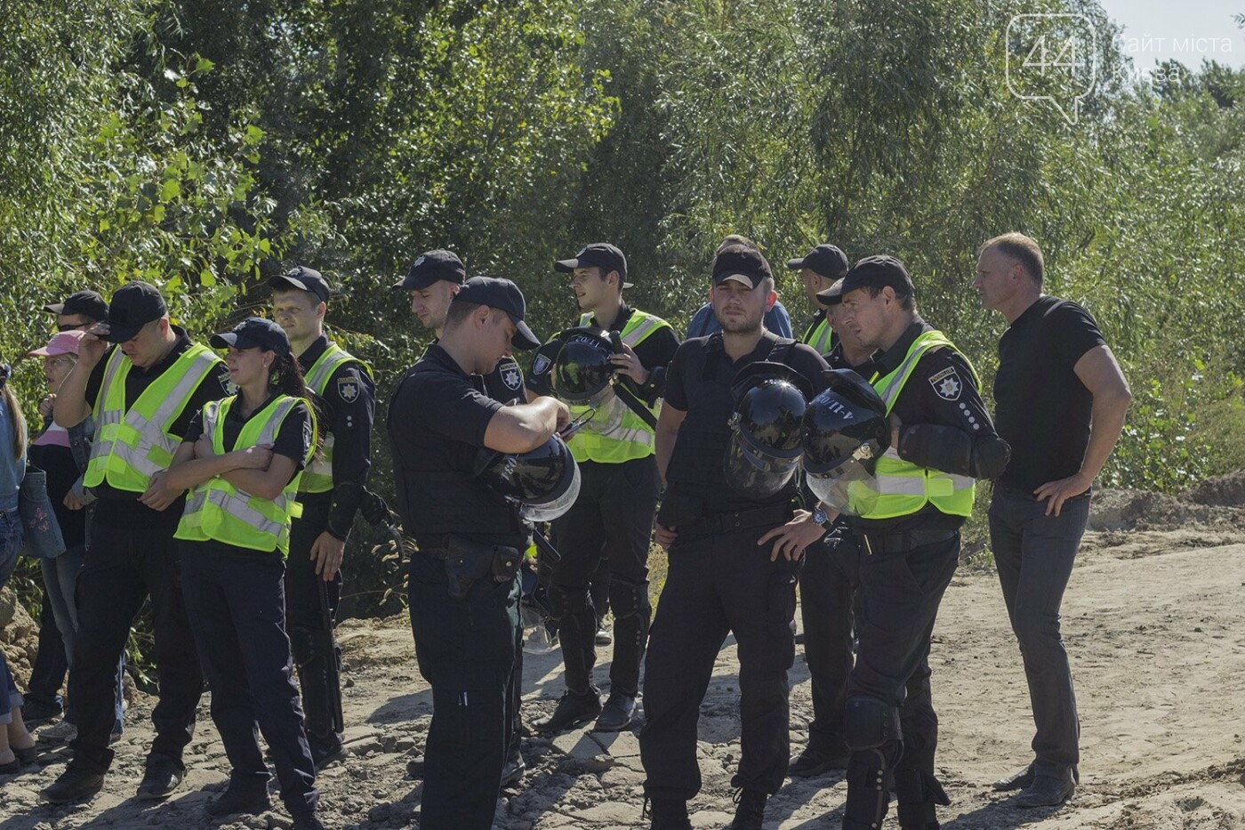 В масках и с оружием: на Осокорках снесли забор на сканда..., фото-3 В масках и с оружием: на Осокорках снесли забор на скандальной стройке, - ФОТО, фото-3