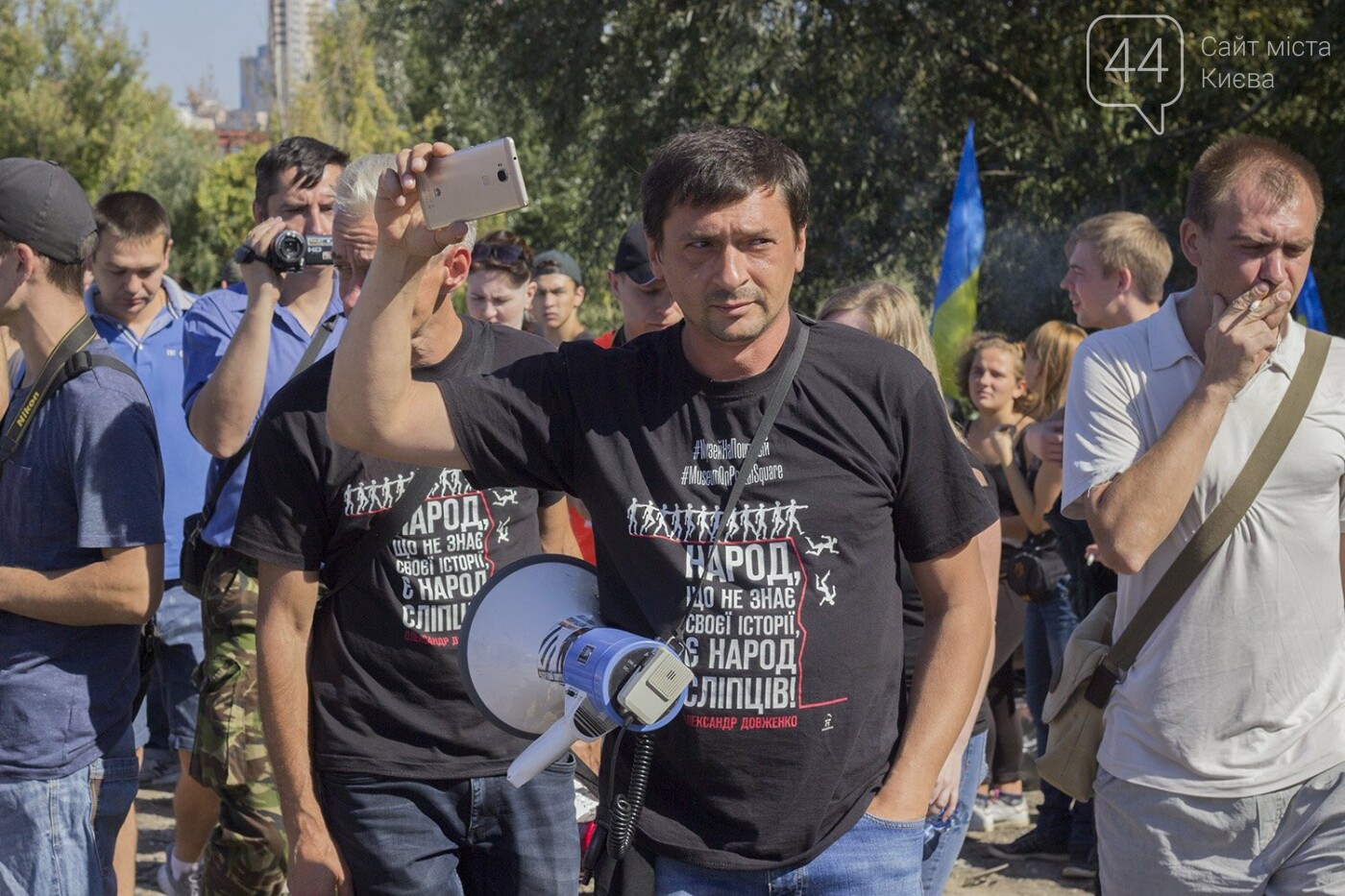 В масках и с оружием: на Осокорках снесли забор на сканда..., фото-11 В масках и с оружием: на Осокорках снесли забор на скандальной стройке, - ФОТО, фото-11
