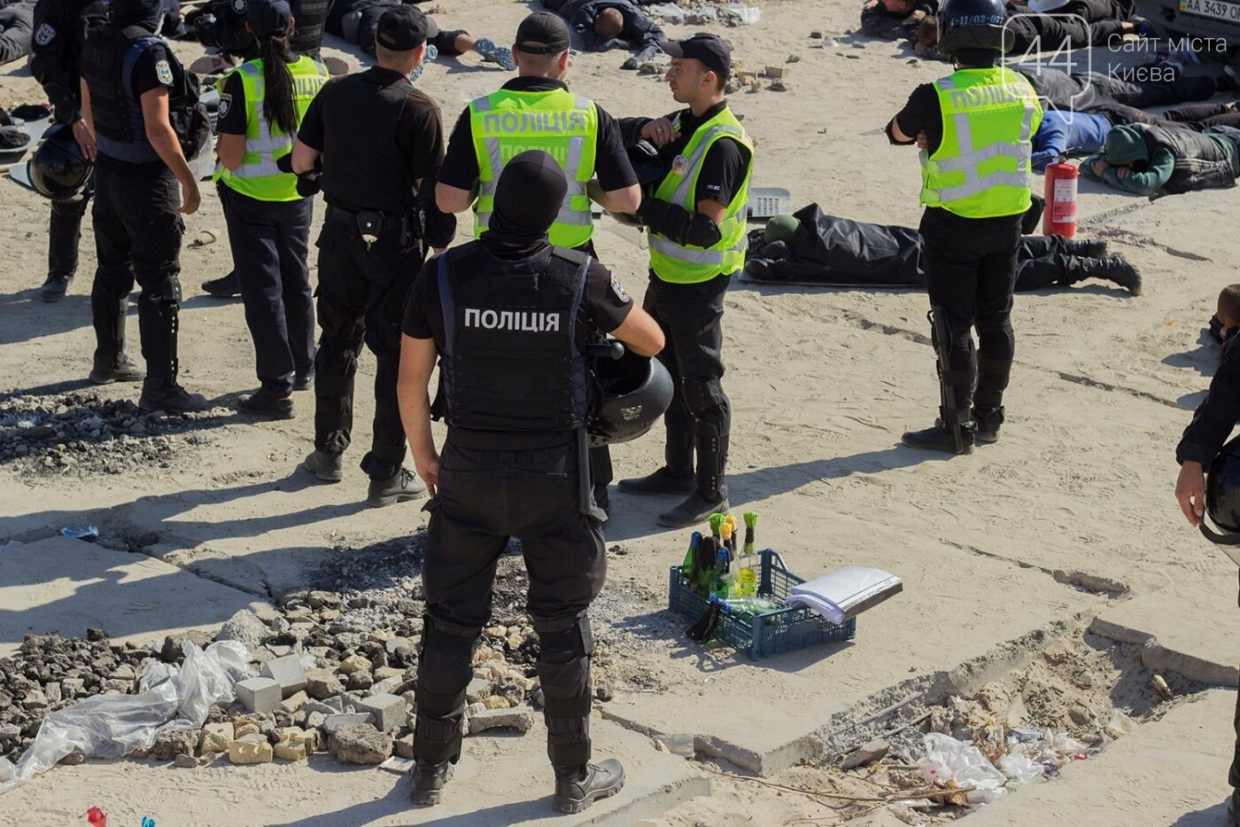 В масках и с оружием: на Осокорках снесли забор на сканда..., фото-18 В масках и с оружием: на Осокорках снесли забор на скандальной стройке, - ФОТО, фото-18