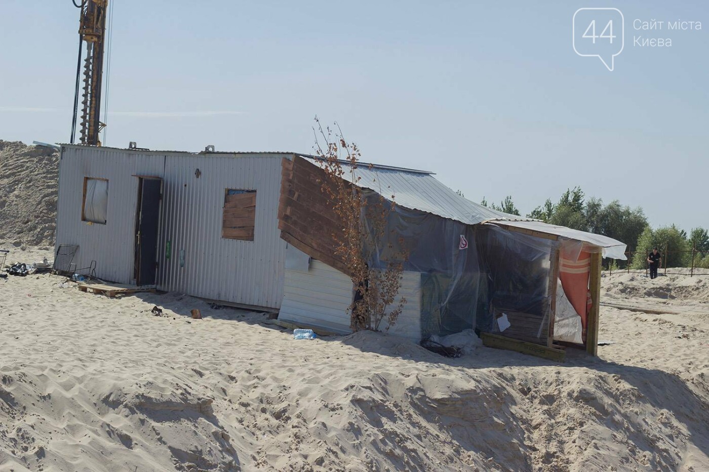В масках и с оружием: на Осокорках снесли забор на сканда..., фото-21 В масках и с оружием: на Осокорках снесли забор на скандальной стройке, - ФОТО, фото-21