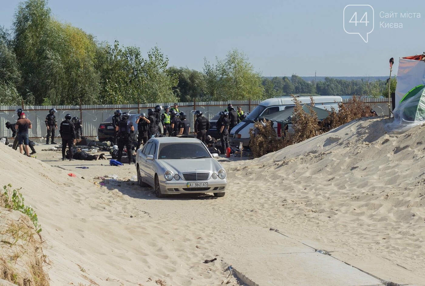В масках и с оружием: на Осокорках снесли забор на сканда..., фото-16 В масках и с оружием: на Осокорках снесли забор на скандальной стройке, - ФОТО, фото-16