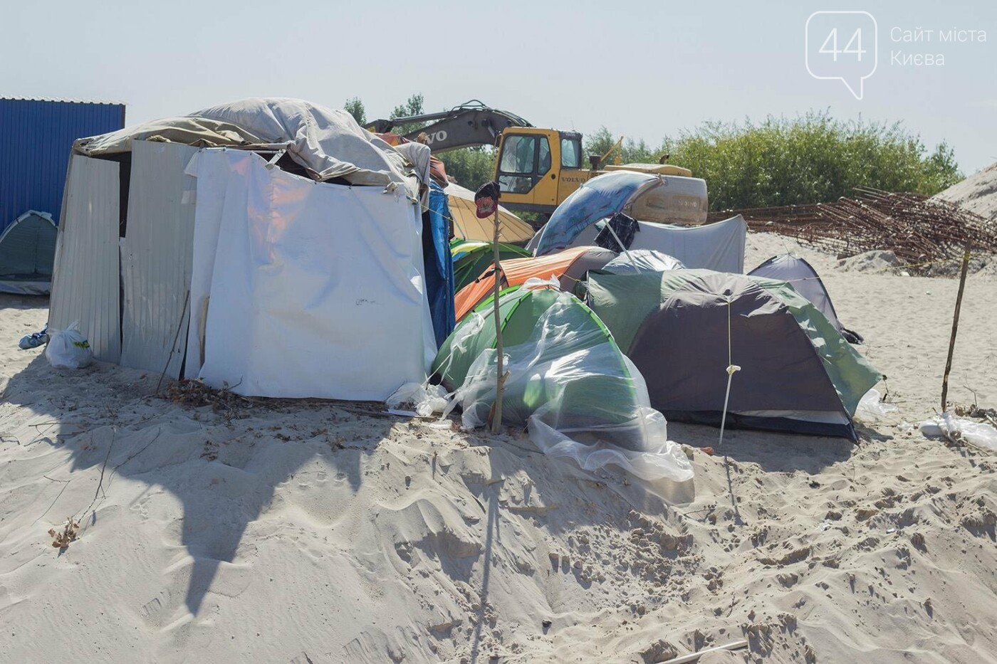 В масках и с оружием: на Осокорках снесли забор на сканда..., фото-23 В масках и с оружием: на Осокорках снесли забор на скандальной стройке, - ФОТО, фото-23