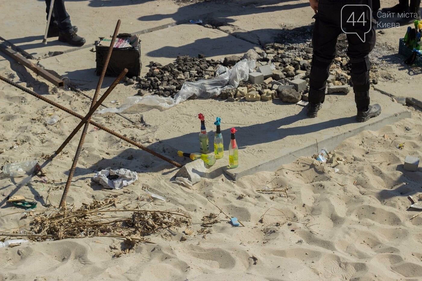 В масках и с оружием: на Осокорках снесли забор на сканда..., фото-17 В масках и с оружием: на Осокорках снесли забор на скандальной стройке, - ФОТО, фото-17