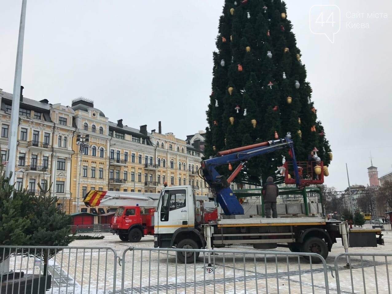 44.ua, На Софийской площади Киева украшают новогоднюю елку На Софийской площади Киева украшают новогоднюю елку