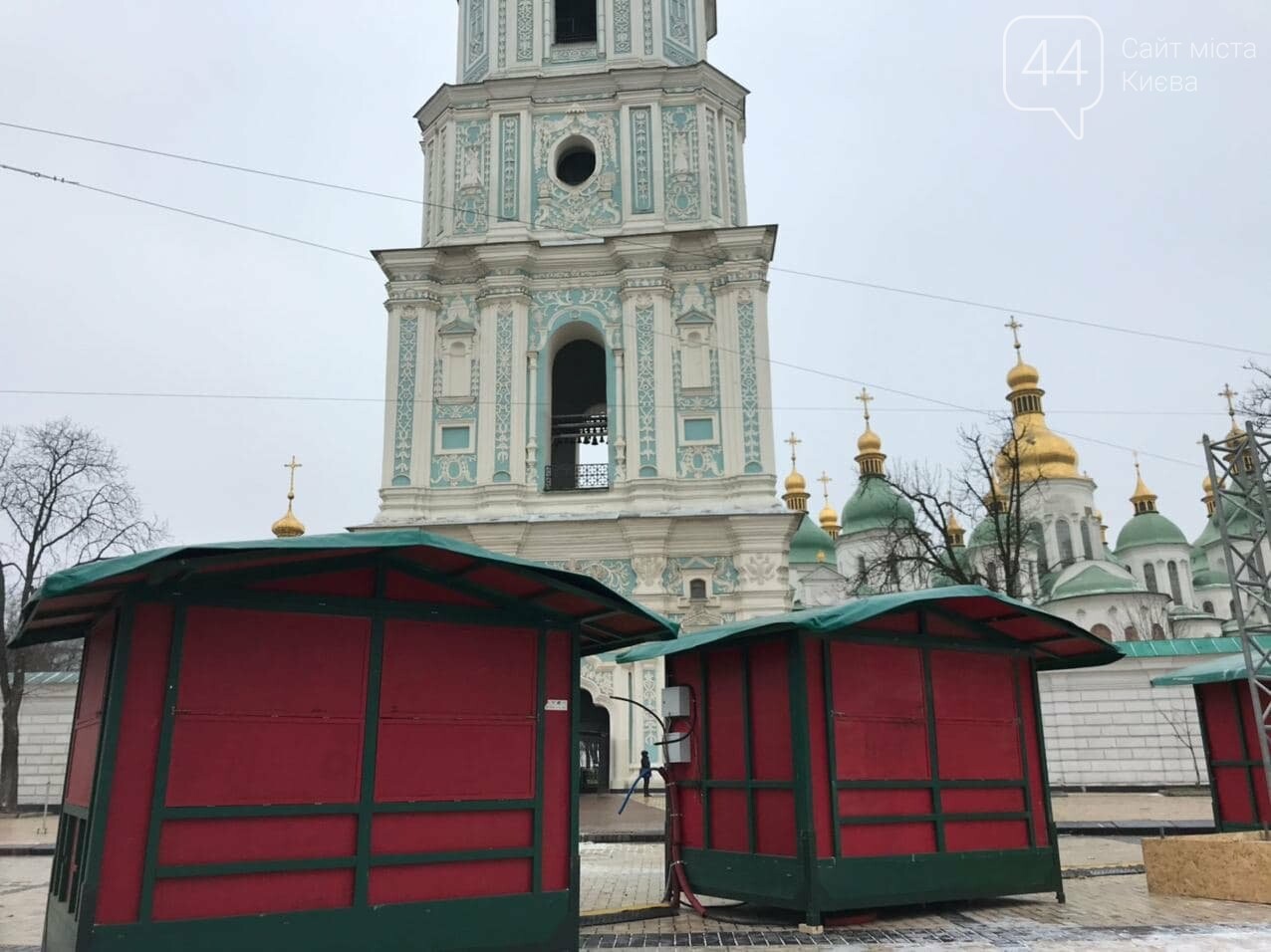 44.ua, На Софийской площади Киева украшают новогоднюю елку На Софийской площади Киева украшают новогоднюю елку