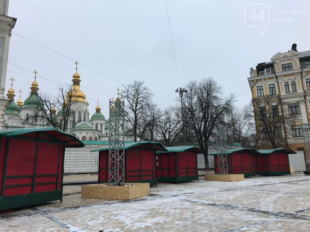 44.ua, На Софийской площади Киева украшают новогоднюю елку На Софийской площади Киева украшают новогоднюю елку