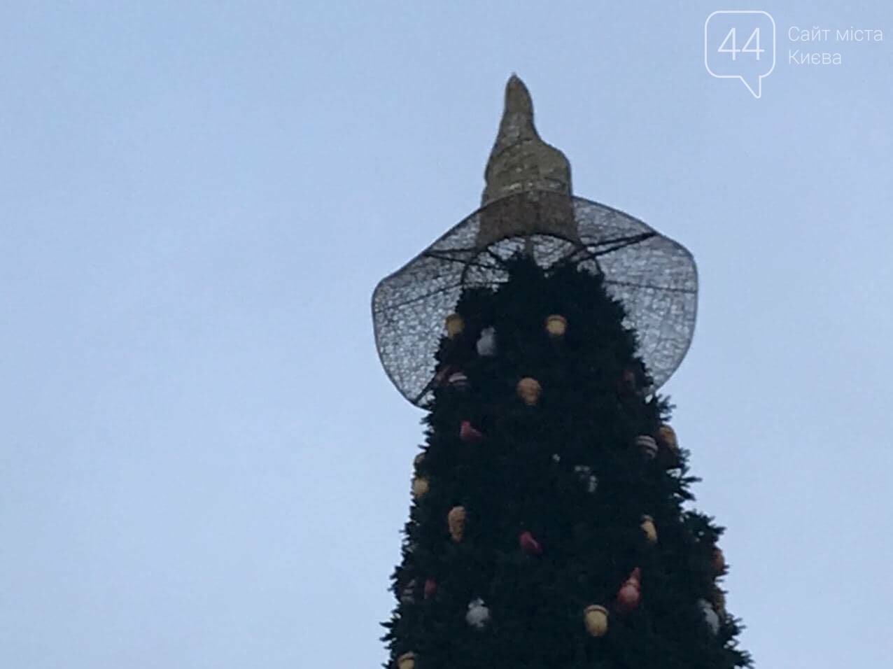 44.ua, На Софийской площади Киева украшают новогоднюю елку На Софийской площади Киева украшают новогоднюю елку