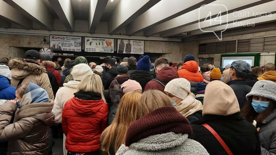 В Киеве закрывали две станции метро, из-за толкучек после открытия новогодней елки, ФОТО, фото-2