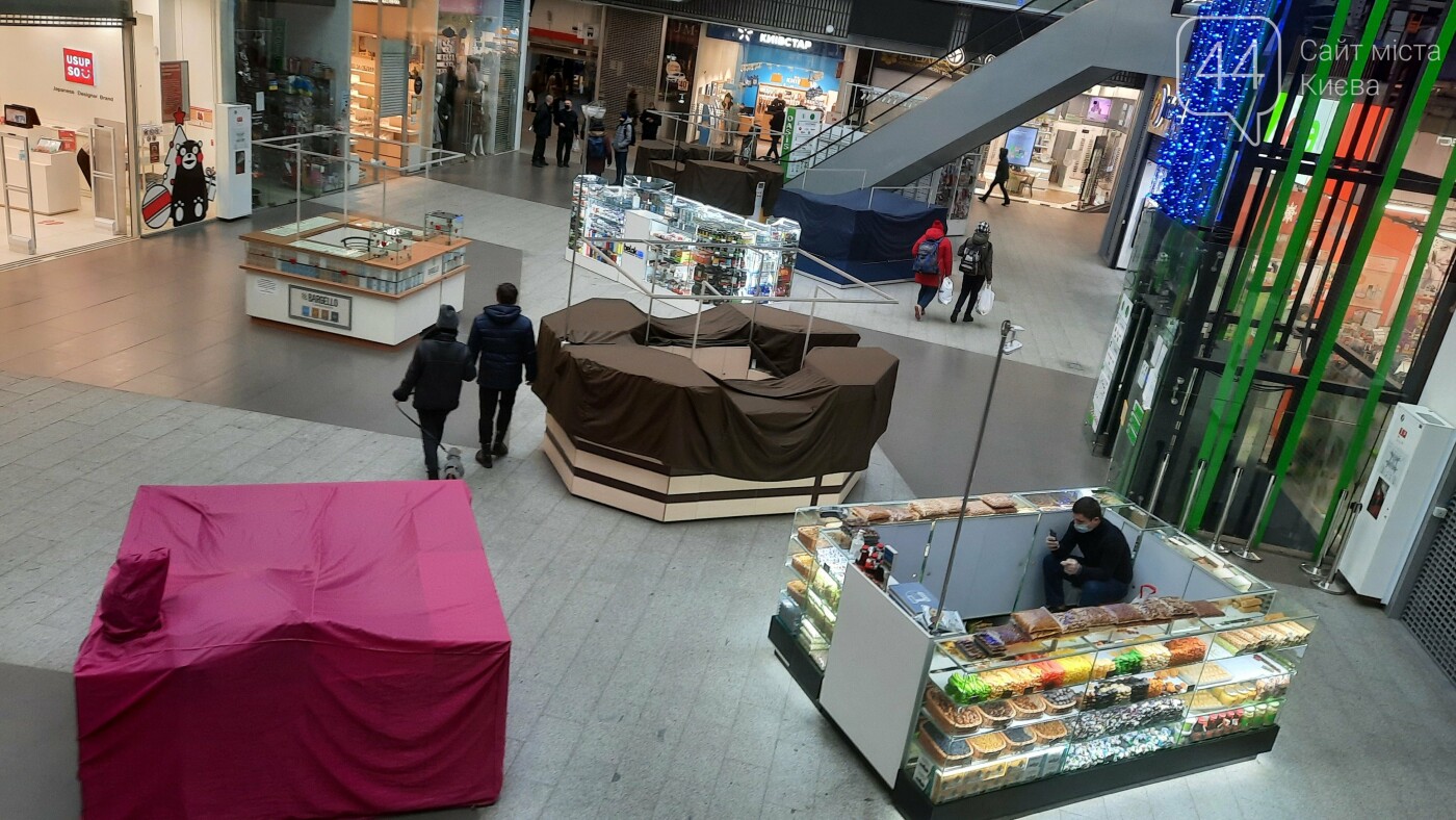 Локдаун не для всех: в Киеве продолжают работать стихийные рынки возле станций метро, Фото: 44.ua