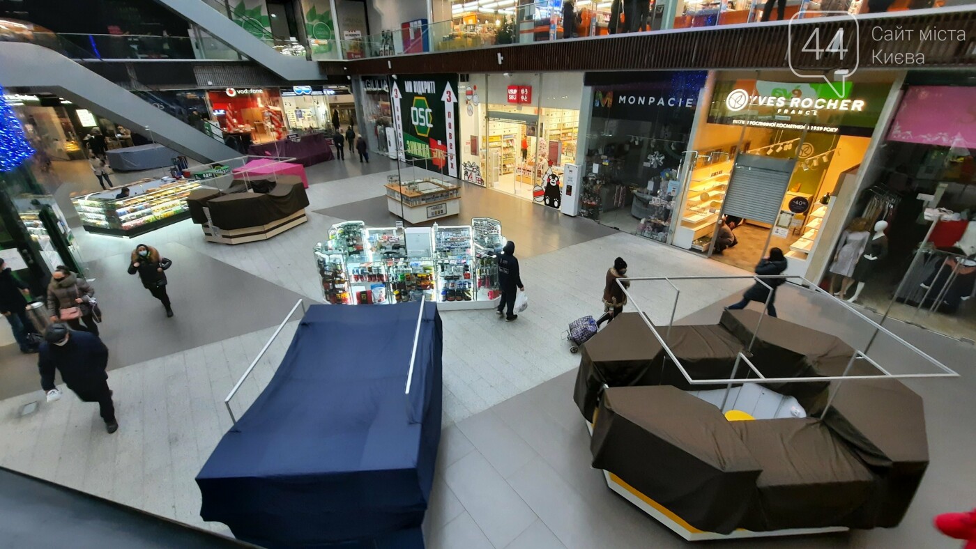 Локдаун не для всех: в Киеве продолжают работать стихийные рынки возле станций метро, Фото: 44.ua