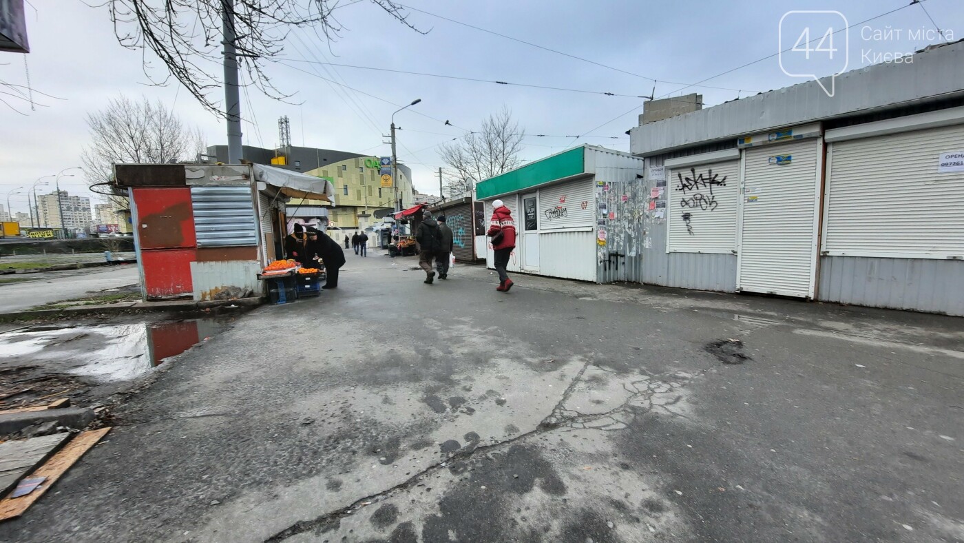 Локдаун не для всех: в Киеве продолжают работать стихийные рынки возле станций метро, Фото: 44.ua