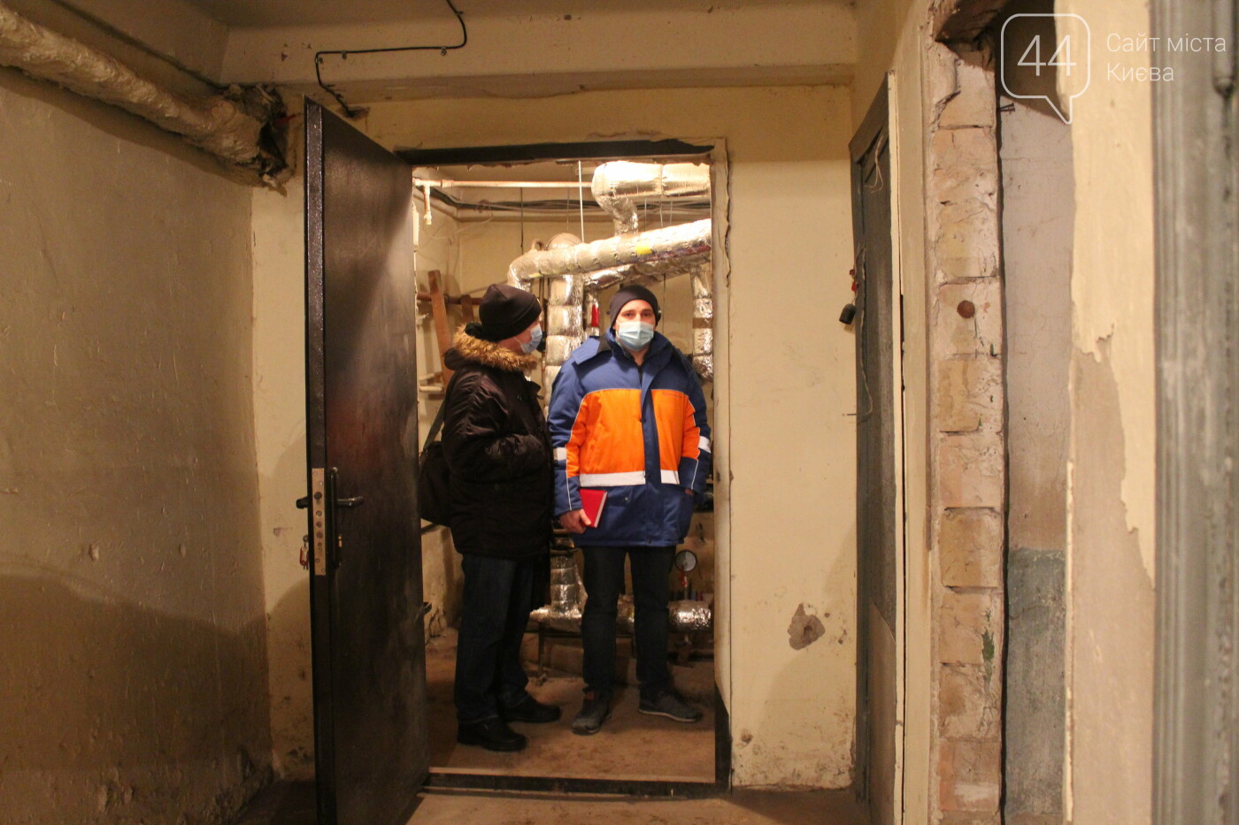 Киевляне имеют возможность ежемесячно участвовать в снятии показаний домовых счетчиков тепла вместе с коммунальщиками., Фото: 44.ua