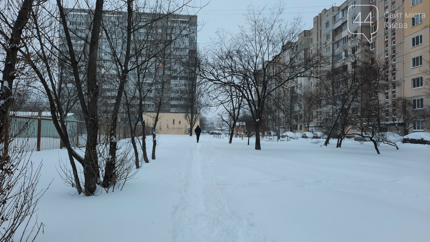 Непогода в Киеве продолжается: улицы не успевают чистить от снега., Фото 44.ua.