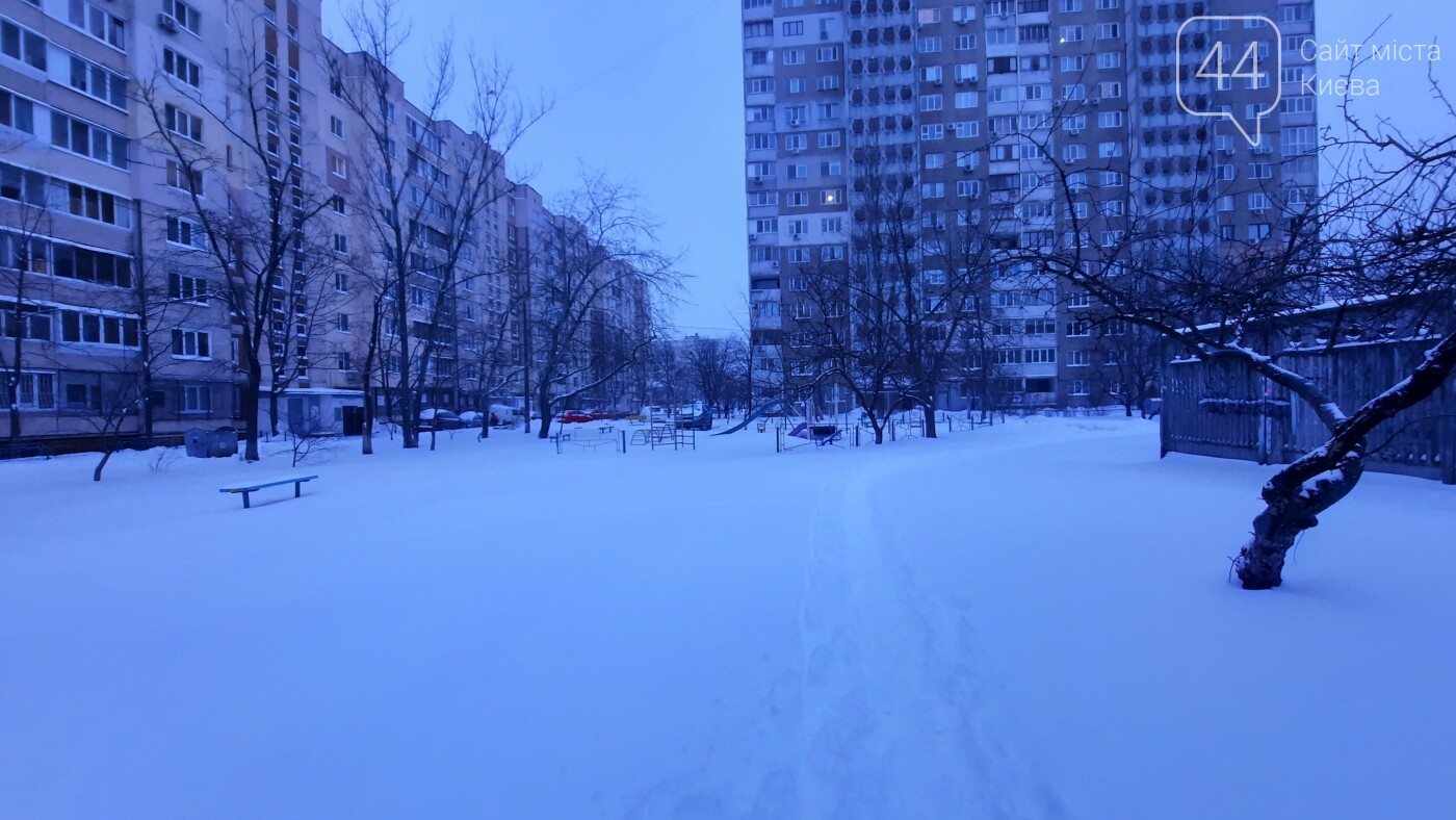 Непогода в Киеве продолжается: улицы не успевают чистить от снега., Фото 44.ua.
