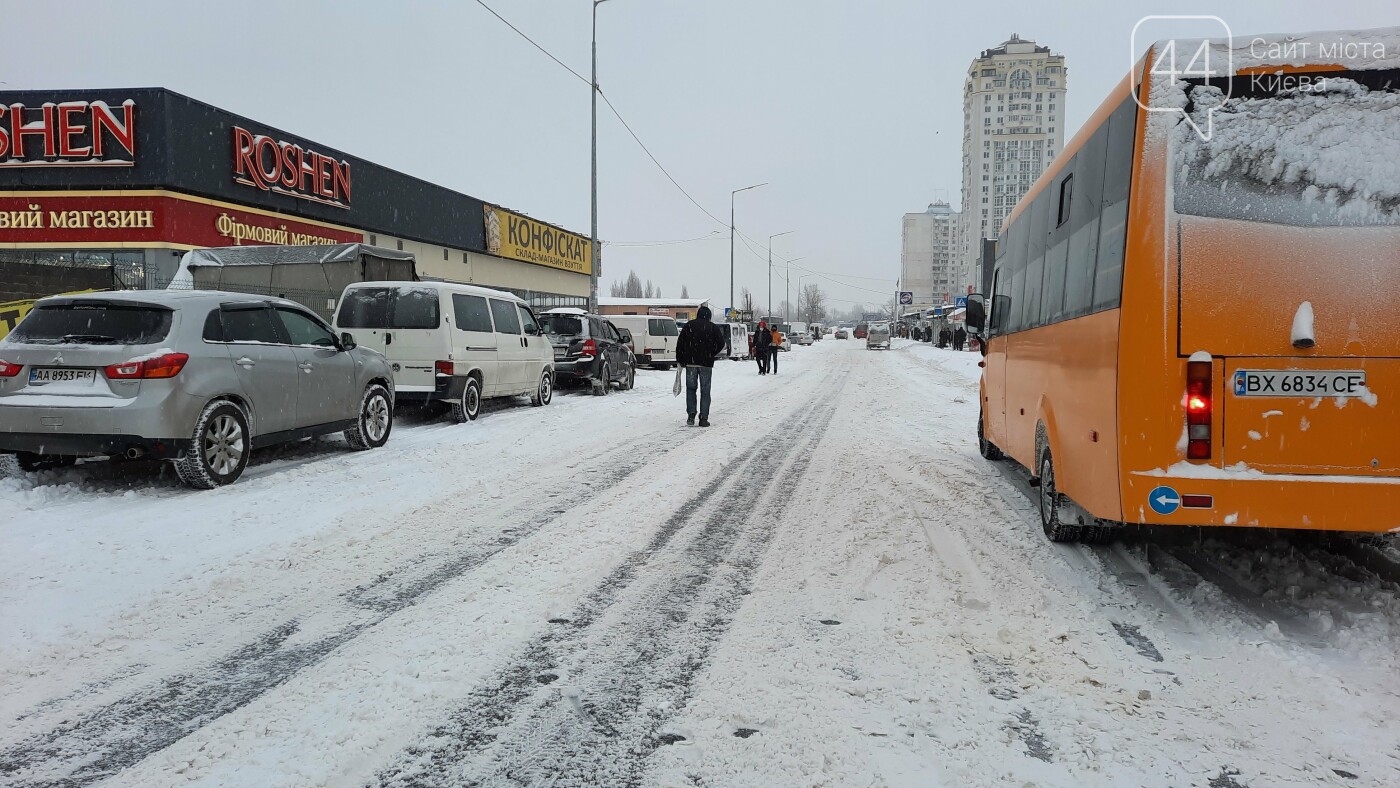 Непогода в Киеве продолжается: улицы не успевают чистить от снега., Фото 44.ua.