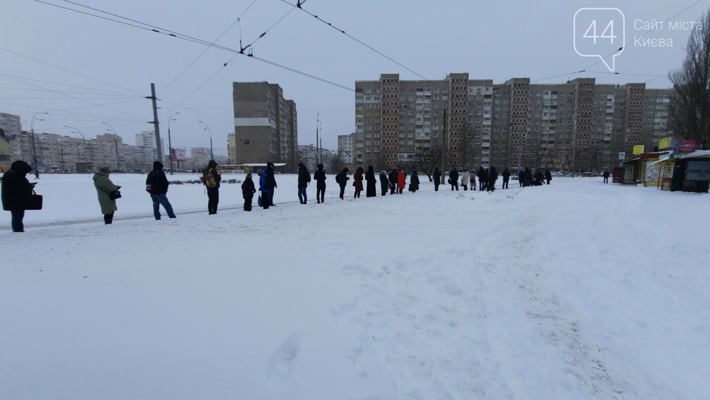 Непогода в Киеве продолжается: улицы не успевают чистить от снега., Фото 44.ua.