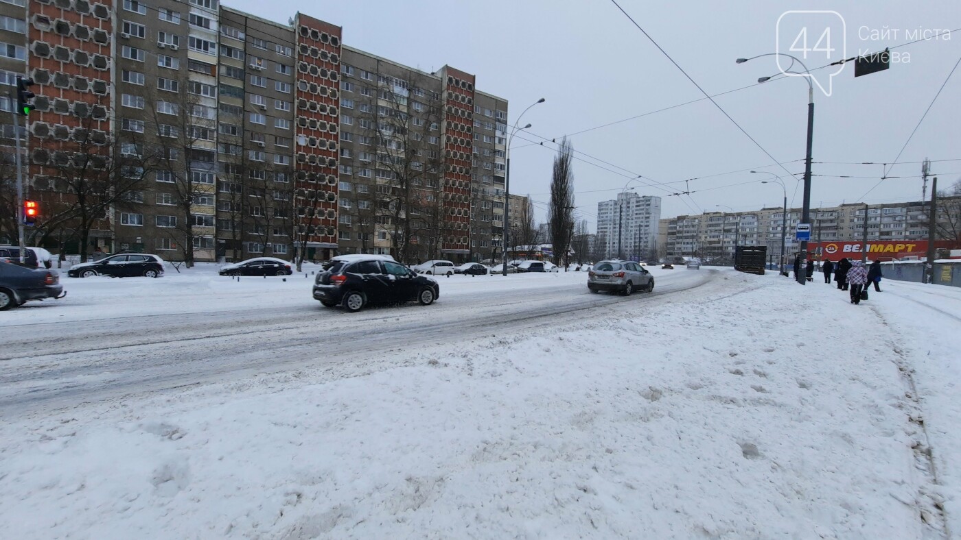 Непогода в Киеве продолжается: улицы не успевают чистить от снега., Фото 44.ua.