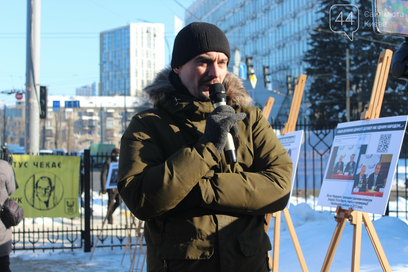 Под Киевским апелляционным судом прошла акция в поддержку Василия С... Под Киевским апелляционным судом прошла акция в поддержку Василия Стуса